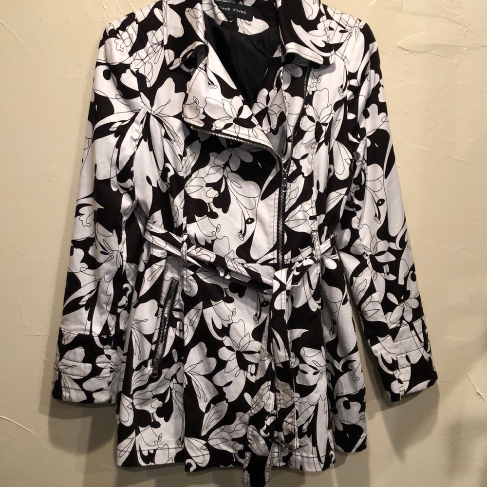 Black Rivet blank/white abstract asymmetrical zip coat. Size L